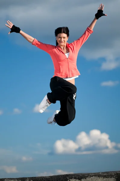 스포츠 여자 점프 하 고 하늘에 비행 — 스톡 사진