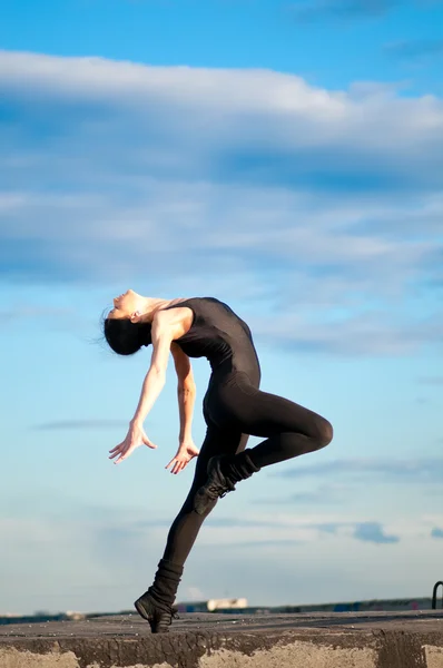 Tańcząca kobieta przez błękitne niebo. Joga — Zdjęcie stockowe