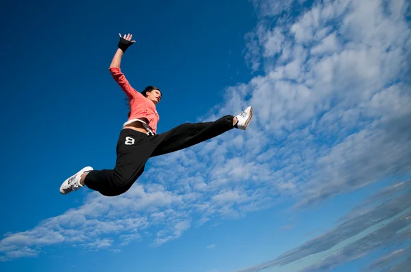 Deporte mujer saltando y volar sobre el cielo —  Fotos de Stock