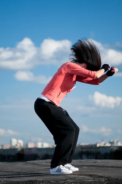 Mulher dançando hip hop sobre o céu azul — Fotografia de Stock