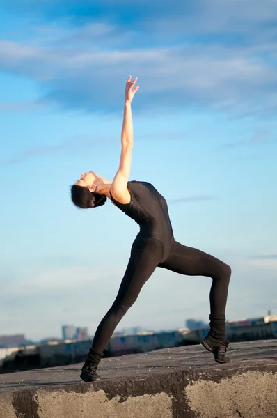 Bailando mujer sobre el cielo azul. Yoga —  Fotos de Stock