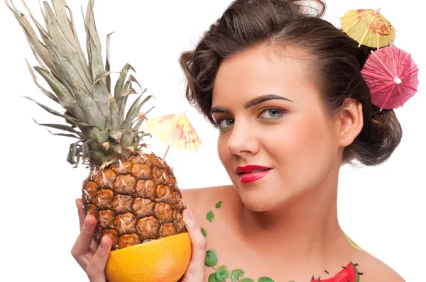 Närbild porträtt av ung känslomässiga kvinna med ananas och gr — Stockfoto