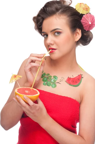 Aproape de o femeie tânără care bea suc de grapefruit . — Fotografie, imagine de stoc