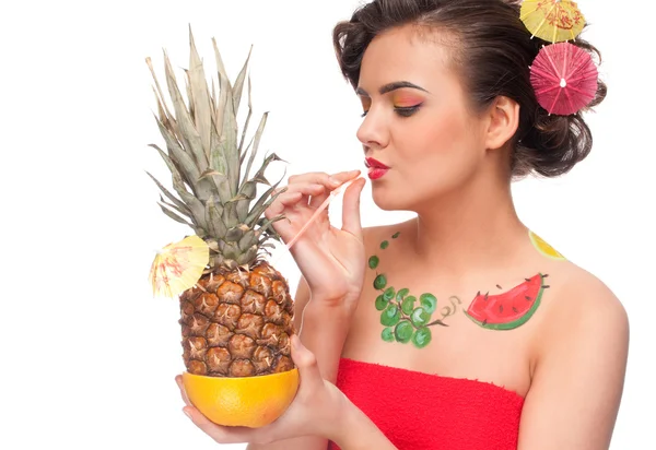 Aproape de o femeie tânără care bea ananas și suc de grapefruit . — Fotografie, imagine de stoc