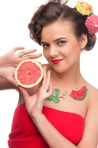 Närbild porträtt av skönhet kvinna med grapefrukt — Stockfoto
