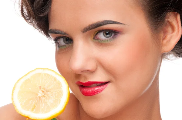 Portret van jonge emotionele vrouw met citroen canapé close-up — Stockfoto