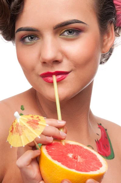 Närbild på ung kvinna som dricker grapefruktjuice. — Stockfoto