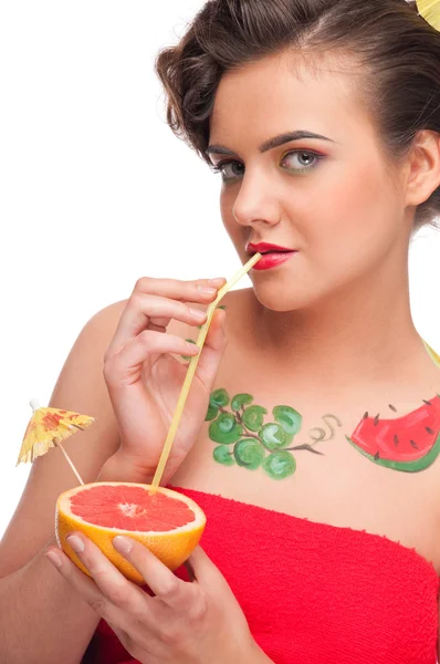 A fiatal nő, hogy inni a grapefruit-lé közelről. — Stock Fotó