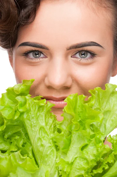 Nahaufnahme Porträt einer emotionalen Schönheit mit grünem Salat — Stockfoto