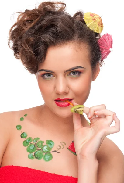 Zblízka portrét mladé ženy emocionální s kiwi canape — Stock fotografie