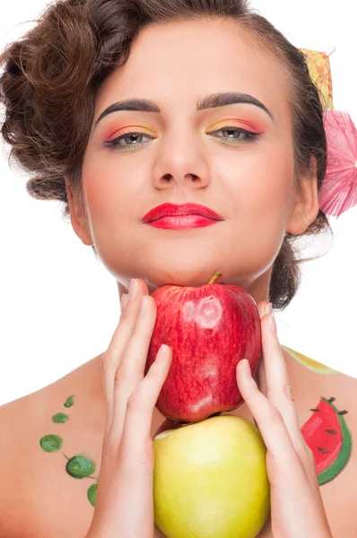 Close up retrato de jovem mulher emocional com maçã — Fotografia de Stock