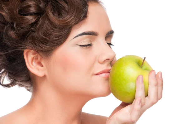 Zbliżenie portret uroda kobiety z zielonym jabłkiem — Zdjęcie stockowe