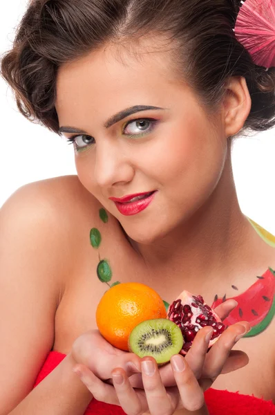 Close-up portret van jonge emotionele vrouw met granaat, kiwi en — Stockfoto