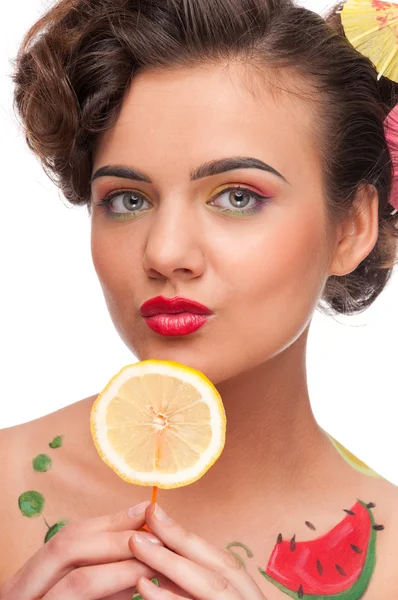 Gros plan portrait de jeune femme émotionnelle avec canape au citron — Photo