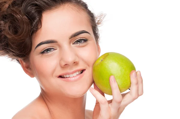 Nahaufnahme Porträt einer schönen Frau mit grünem Apfel — Stockfoto