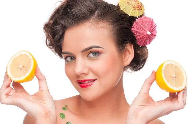 Крупним планом портрет красивої жінки з лимоном — стокове фото