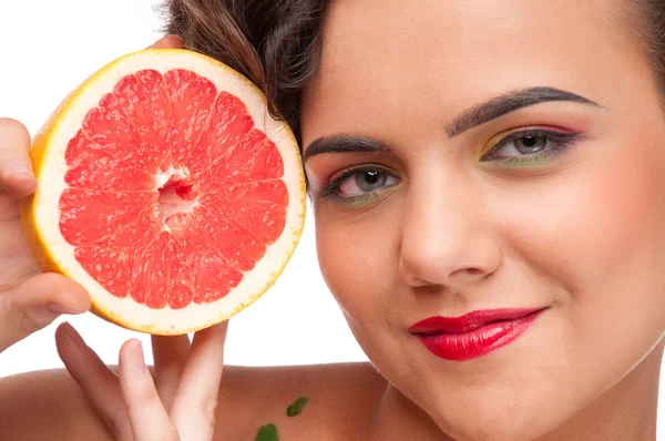 Close-up van portret van schoonheid vrouw met grapefruit — Stockfoto