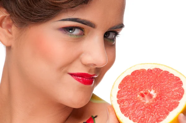 Крупним планом портрет красивої жінки з грейпфрутом — стокове фото