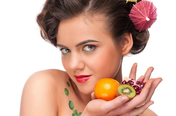 Close-up portret van jonge emotionele vrouw met granaat, kiwi en — Stockfoto