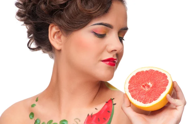 Close-up van portret van schoonheid vrouw met grapefruit — Stockfoto