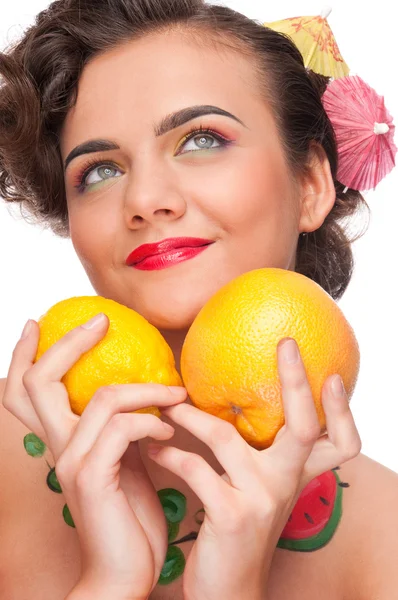 Close-up van portret van schoonheid vrouw met citroen en grapefruit — Stockfoto