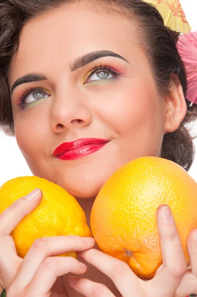Primer plano retrato de la mujer de belleza con limón y pomelo — Foto de Stock