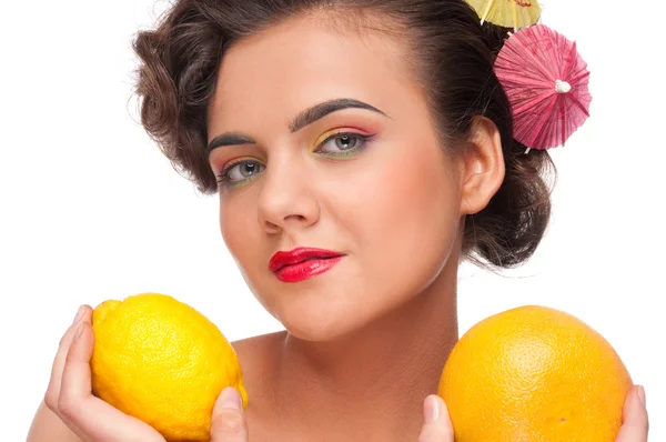 Close up retrato de mulher de beleza com limão e toranja — Fotografia de Stock