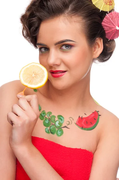 Närbild porträtt av ung känslomässiga kvinna med citron KANAPE — Stockfoto