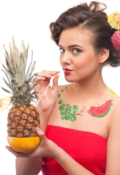 Närbild på ung kvinna som dricker ananas & grapefrukt juice. — Stockfoto