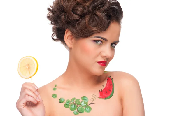 Närbild porträtt av ung känslomässiga kvinna med citron KANAPE — Stockfoto