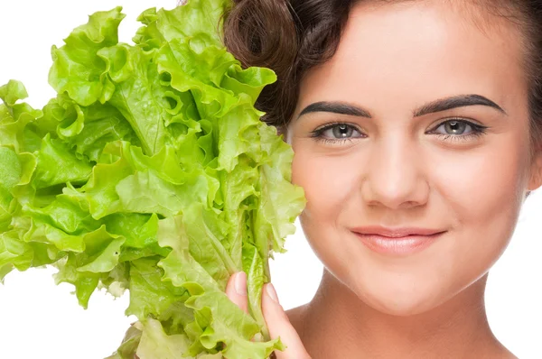Nahaufnahme Porträt einer emotionalen Schönheit mit grünem Salat — Stockfoto