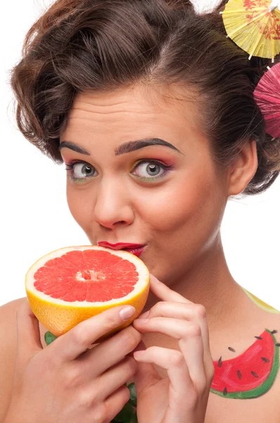 Närbild porträtt av skönhet kvinna med grapefrukt — Stockfoto