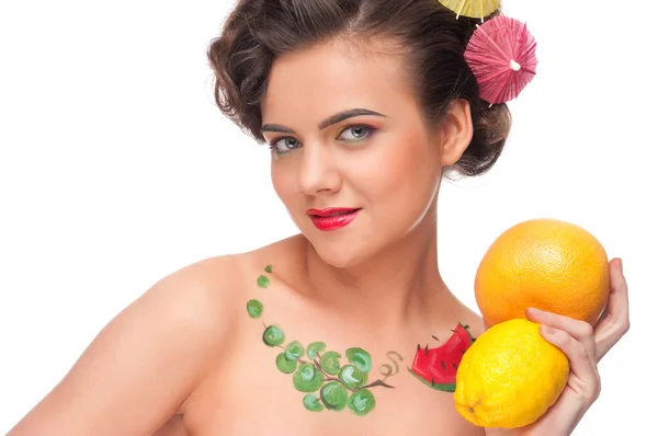 Închide portretul femeii de frumusețe cu lămâie și grapefruit — Fotografie, imagine de stoc
