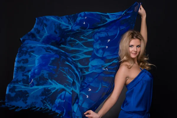 Närbild porträtt av mode kvinna med blå flygande halsduk — Stockfoto