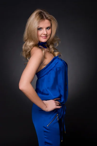 Närbild porträtt av vackert mode kvinna i blå kostym — Stockfoto