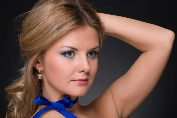 Närbild porträtt av mode kvinna med blå rosett — Stockfoto