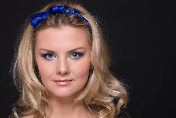 Nahaufnahme Porträt einer Modefrau mit blauer Schleife — Stockfoto