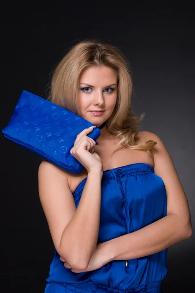 Närbild porträtt av vackert mode kvinna i blå kostym och väska — Stockfoto