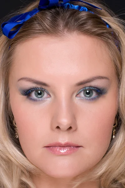 Närbild porträtt av mode kvinna med blå rosett — Stockfoto