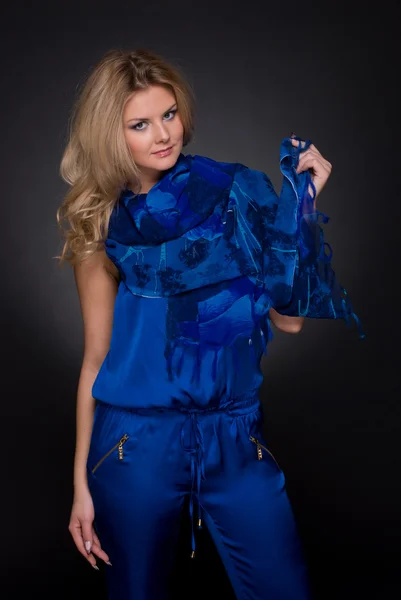 Vértes portré, divat nő kék repülő kendő — Stock Fotó