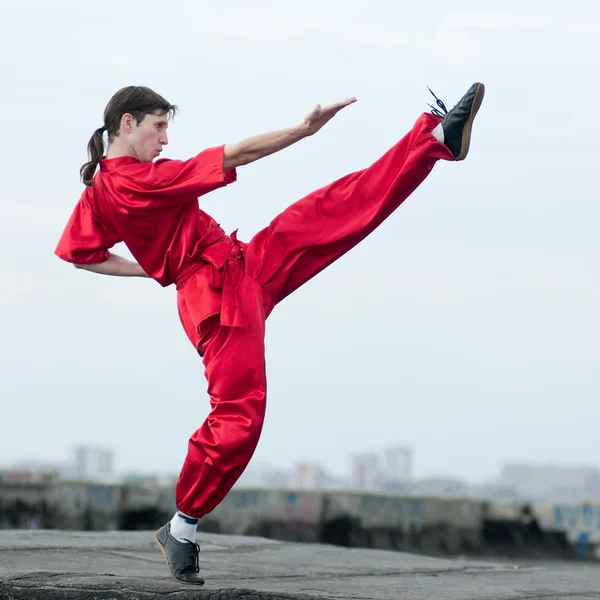 Wushoo man in red practice martial art — Stock Photo, Image
