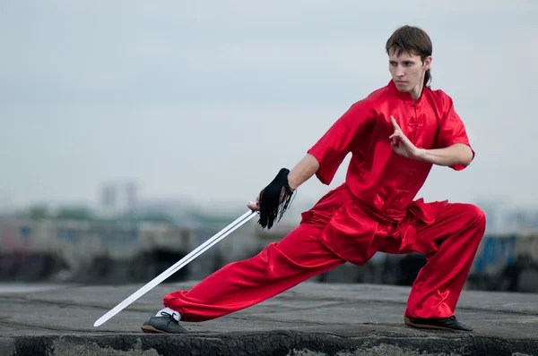 Wushoo pria dalam praktek merah seni bela diri — Stok Foto