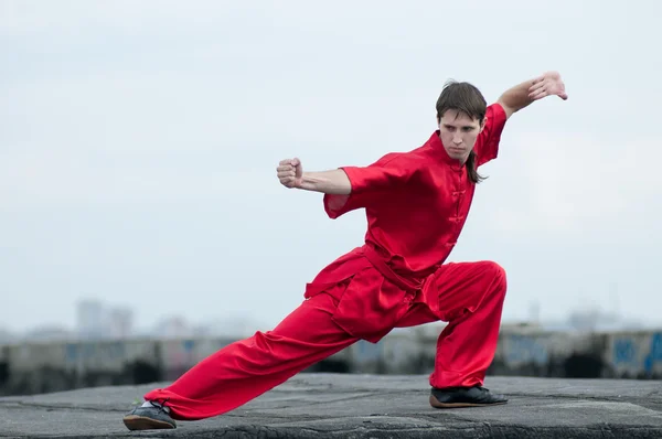Kırmızı pratik dövüş sanatı wushoo adam — Stok fotoğraf