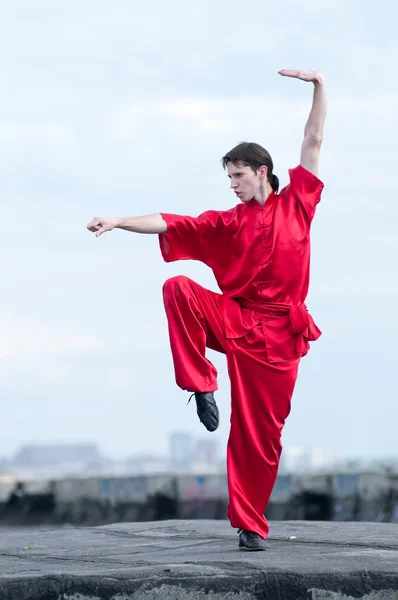 Wushoo muž v červených praxi bojové umění — Stock fotografie