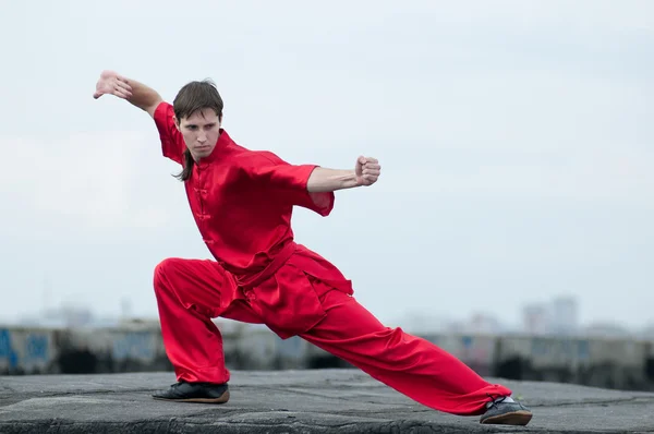 Wushoo uomo in pratica rossa arte marziale — Foto Stock