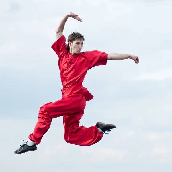 Wushoo hombre en la práctica roja de arte marcial — Foto de Stock