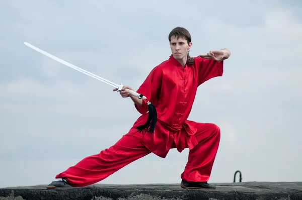 Wushoo homem em arte marcial prática vermelha — Fotografia de Stock