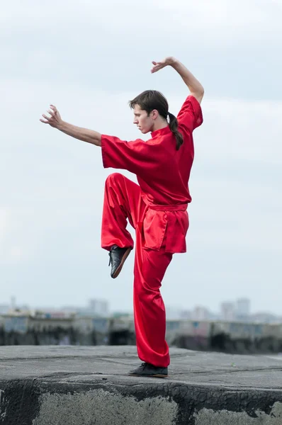 Wushoo muž v červených praxi bojové umění — Stock fotografie