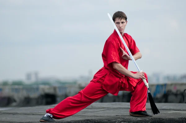 Wushoo людина в червоний практику бойових мистецтв — стокове фото