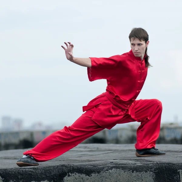 Wushoo mężczyzna w czerwonej praktyki sztuki walki — Zdjęcie stockowe